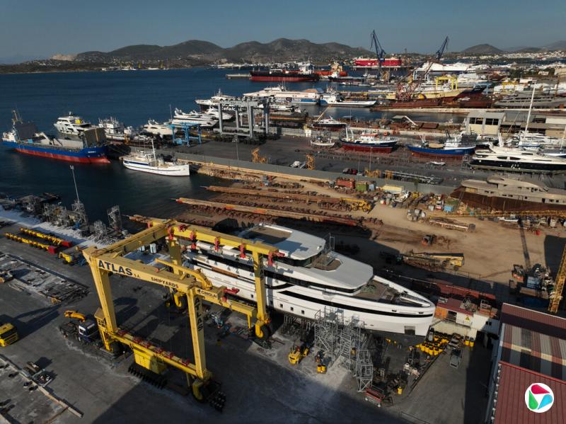 “至日”号超级游艇停泊在希腊佩拉马一家私人造船厂的干船坞中,摄于周日。