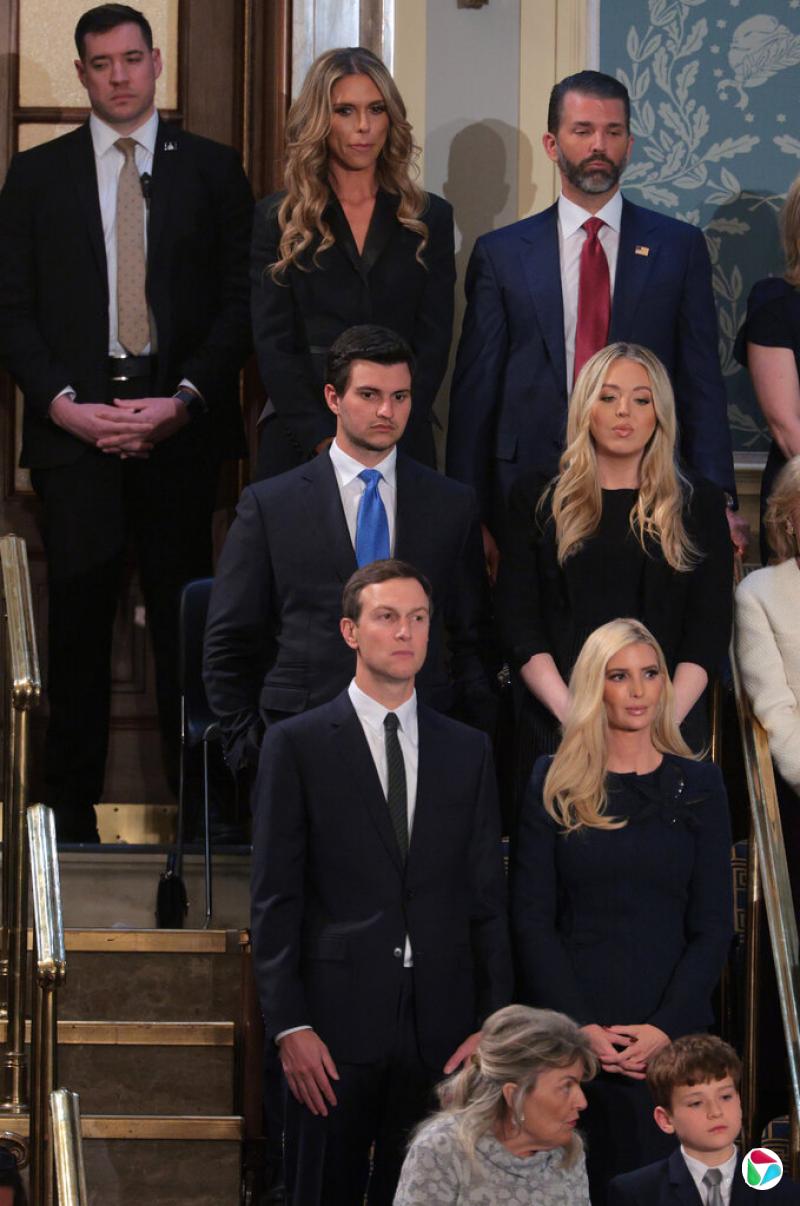 布洛斯与特朗普家族其他成员合影,左下角为贾里德·库什纳。短信记录及文件显示,布洛斯以虚高的价格介绍库什纳购买了一艘游艇。