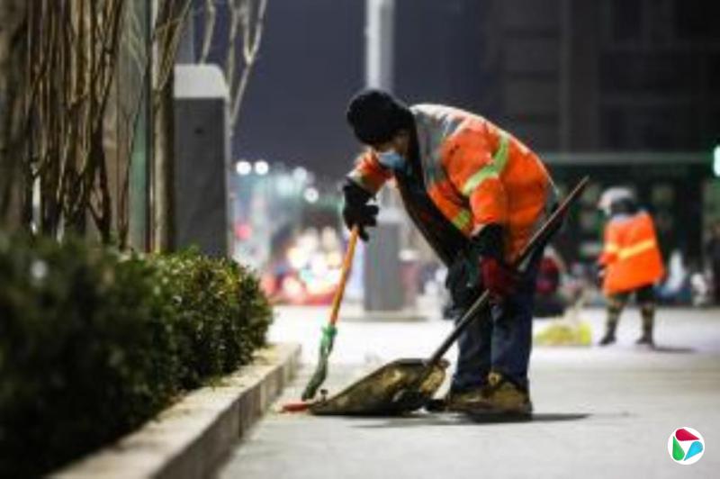 中国多地上调最低工资标准 北京每月2540元人民币