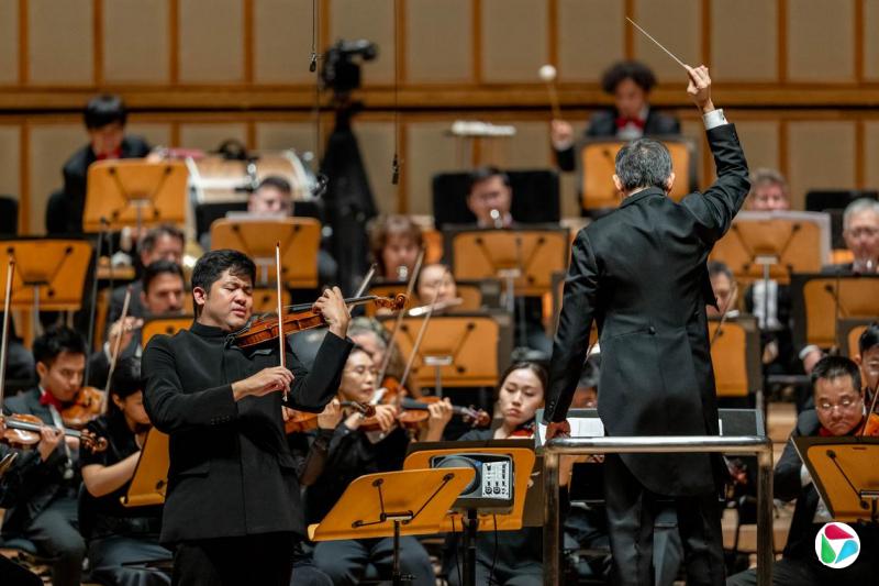 小提琴协奏曲“Dawn”取材陈灿汶的《第五交响曲“日照”》,原作品为纪念建国总理李光耀而作。(新加坡交响乐团提供)