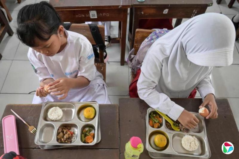 印尼免费餐计划再爆争议 中国进口餐盘疑含猪油