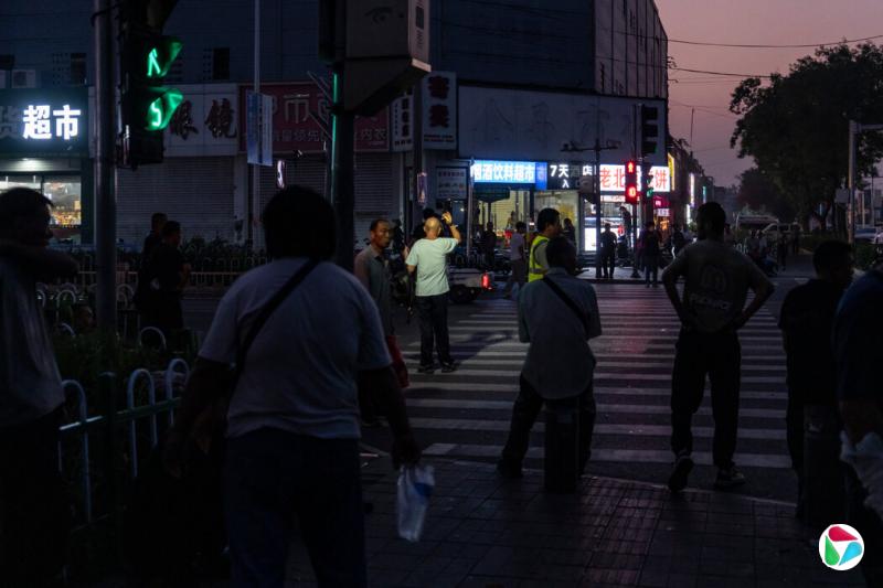 在北京马驹桥附近的一个劳务市场找日结工作的工人,摄于今年7月某日凌晨4点左右。每天聚集在这里寻找赚钱机会的人来自全国各地。