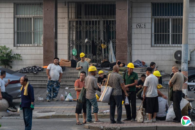 中国的房地产市场难以为继,所以建筑工地的岗位和工资都在减少。一些打工者露宿街头。