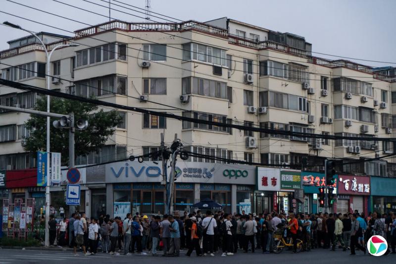 到凌晨5点,马驹桥十字路口附近已聚集了数百人。