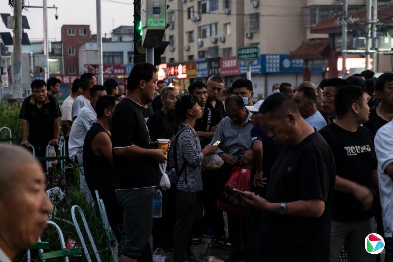 早起者将包工头们团团围住,听他们说需要什么零工。