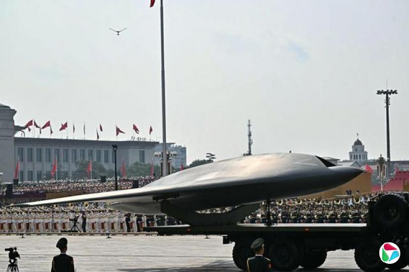 阅兵式上,一架无人机亮相