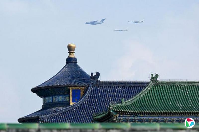 一队军机飞过天坛上空。