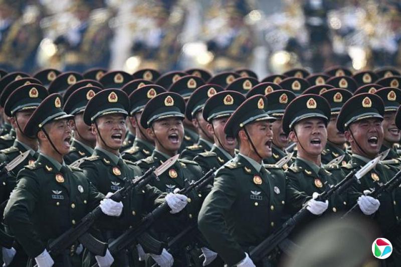 军队在列队行进时高呼口号。