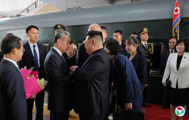 ʹٷýܶƬʾй⽻ǰӭӵõĽҲΪŮ