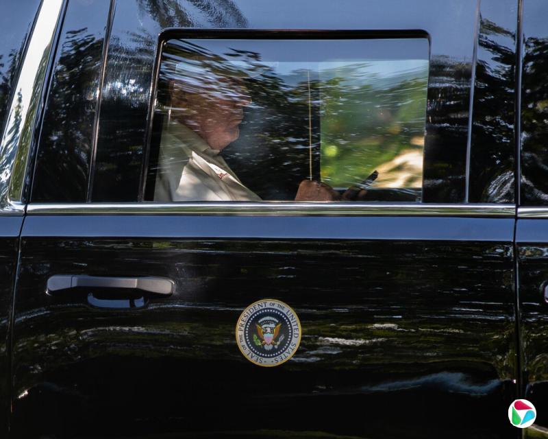 周日,正离开他的弗吉尼亚州高尔夫俱乐部的特朗普总统在看手机。