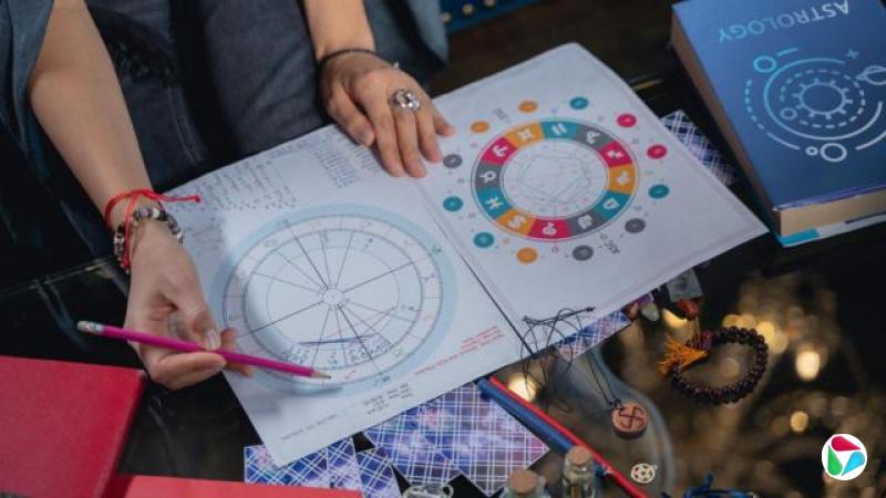 һŲƬʾһŮӵ˫ַϣֳǦͣһɫͷ׵ռͼϡɢſƬӣԼ鱾Ǧʡ