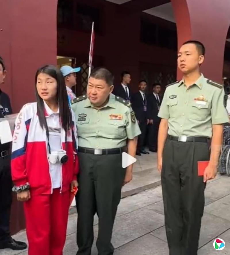 毛泽东孙子一家观看九三阅兵 话题登微博热搜首位