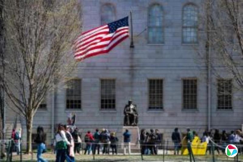 中国驻美使馆披露留学生被盘问细节 塑料凳过夜如进拘留所