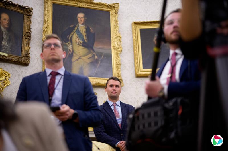 5月,柯克在椭圆形办公室。