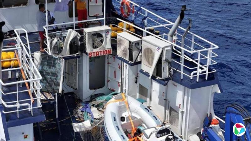 中国海警在黄岩岛海域向菲国补给船喷射水炮