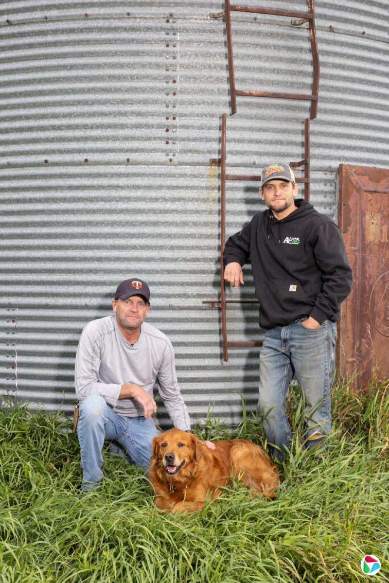 乔希(左)和乔丹·加克尔兄弟在北达科他州库尔姆市附近的家庭农场。在农场76年的历史中,这是最大客户中国首次停止采购大豆。