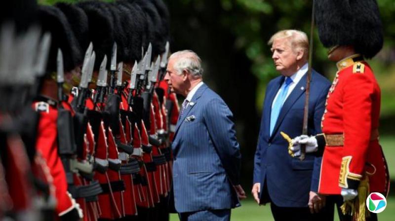 2019年6月,总统特朗普在白金汉宫草坪上检閱仪仗队。