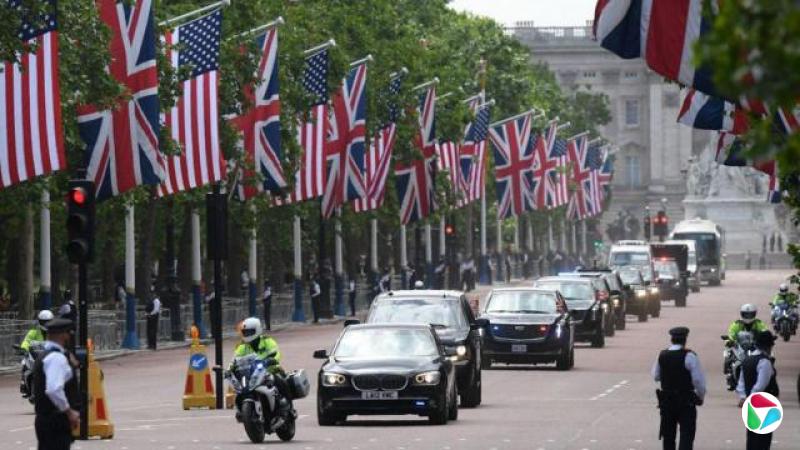 2019年特朗普对英国进行国事访问期间,其车队离开白金汉宫。