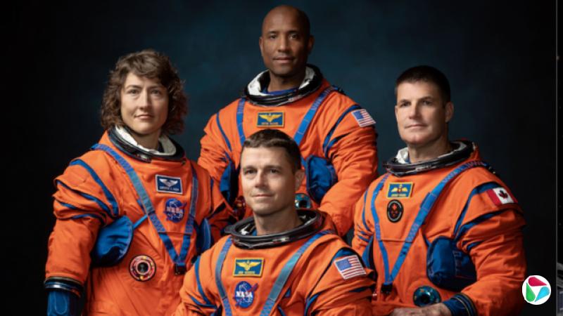 阿尔忒弥斯二号任务乘员:克里斯蒂娜·科赫(Christina Koch,左)、后为太空飞行员维克多·J·格洛弗(Victor J Glover)、前为指挥官维克多里德·怀斯曼(Reid Wiseman)、右为太空任务专家杰里米·汉森(Jeremy Hansen)