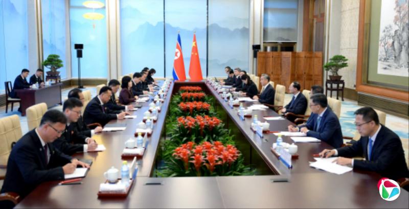 王毅见朝外长 赵立坚在场