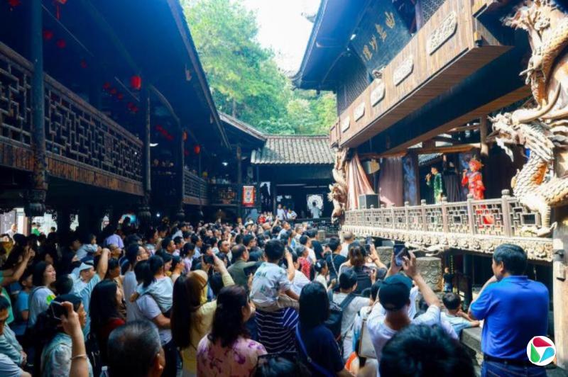 中国黄金周过半 零售餐饮消费同比上涨