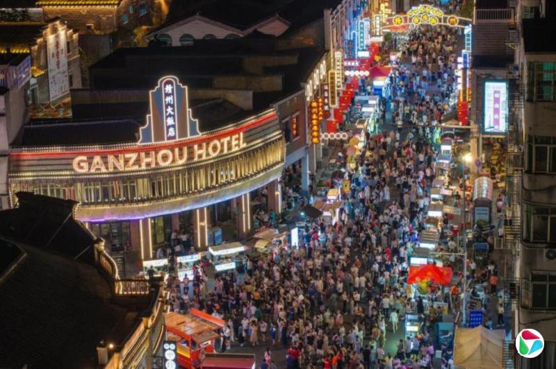 中国黄金周出行人次创新高 但人均消费降至三年来最低