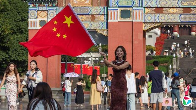 2025107չƽܼڼ䣬һλŮʿǰһ޴й죬ÿǻһر꽨㳡ϱ鲼װκͺ죬ǹͬףл񹲺͹76ꡣ