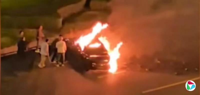 小米SU7起火致一死 隐藏式门把手设计引争议