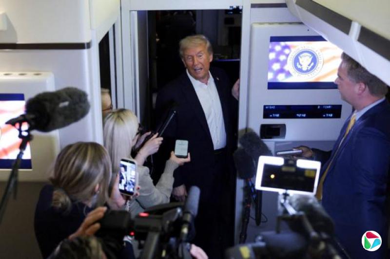 2025年10月13日,美国总统特朗普在参加关于结束加沙战争的世界领导人峰会后,在返回美国的途中乘坐“空军一号”时向媒体发表讲话