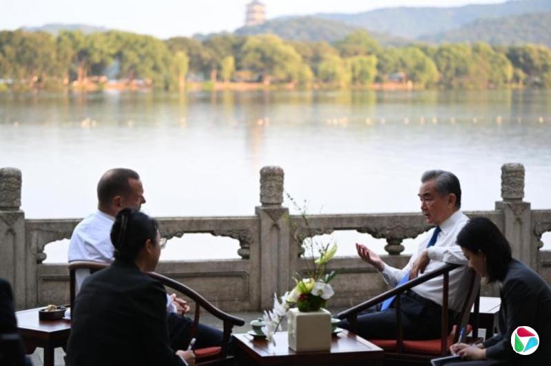 王毅吁法国推动欧盟坚持真正战略自主