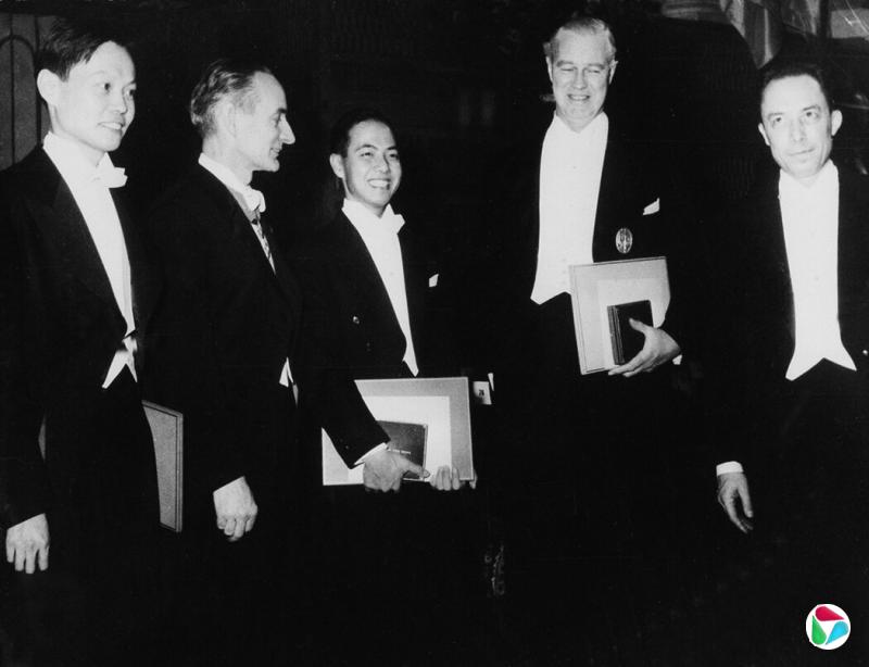 杨振宁(左),1957年他与李政道(中)共同获得诺贝尔物理学奖。获奖后,人们开始将他们合称为“李杨”或“杨李”,仿佛他们是同一个人。