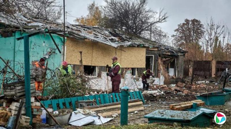 10月21日,乌克兰工人在东北部哈尔科夫一栋私人建筑遭空袭的现场工作。