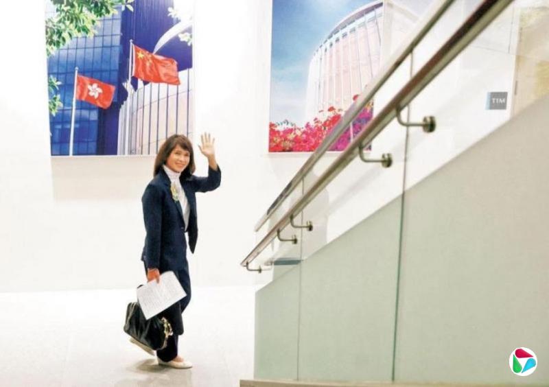 卸任港立法会议员 江玉欢献唱《沧海一声笑》