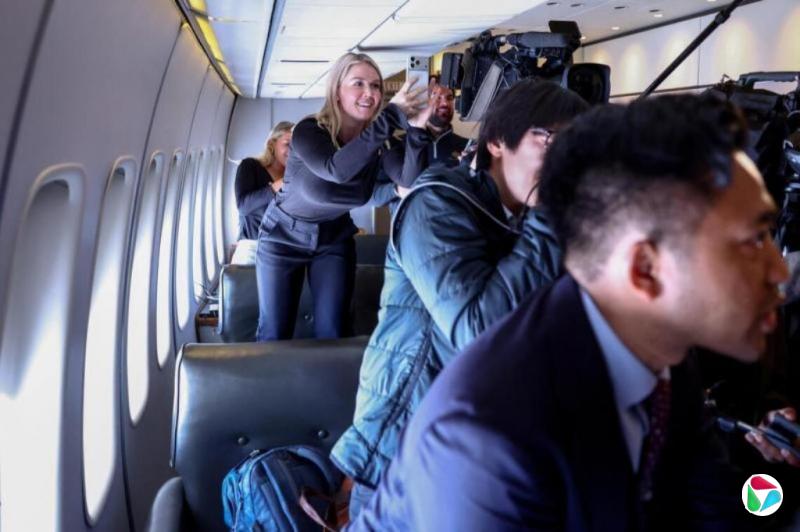 28岁白宫新闻秘书逛韩妆店晒“战利品”