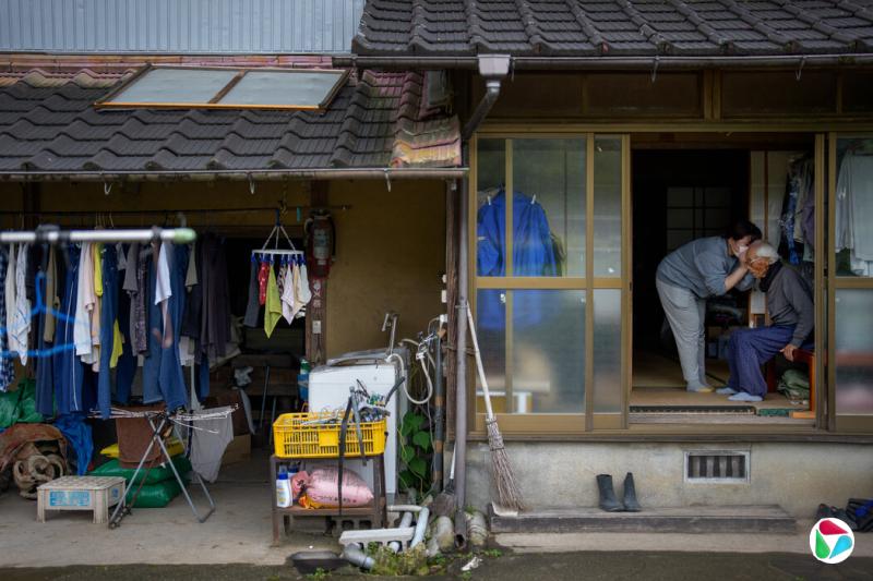 松尾在家中与孙女共处。
