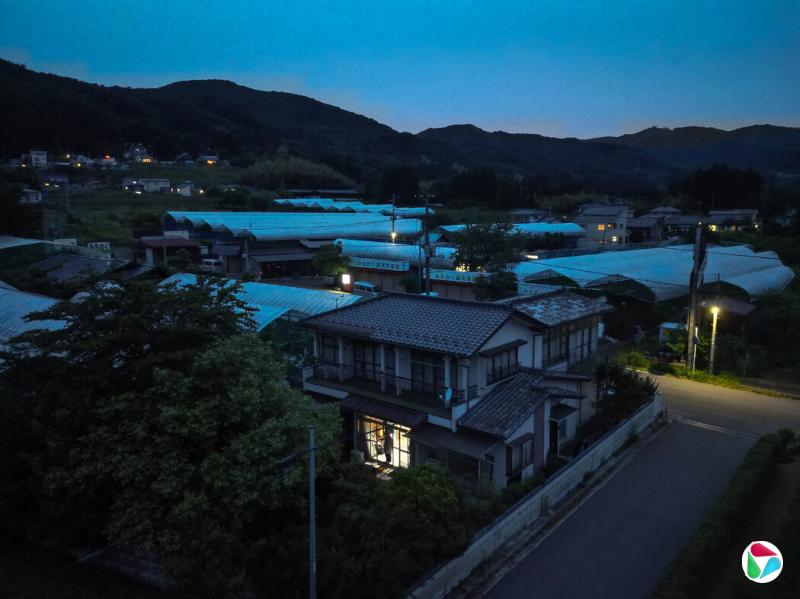 堀野傍晚在家中。她说,让自己忙碌起来能减轻孤独感。