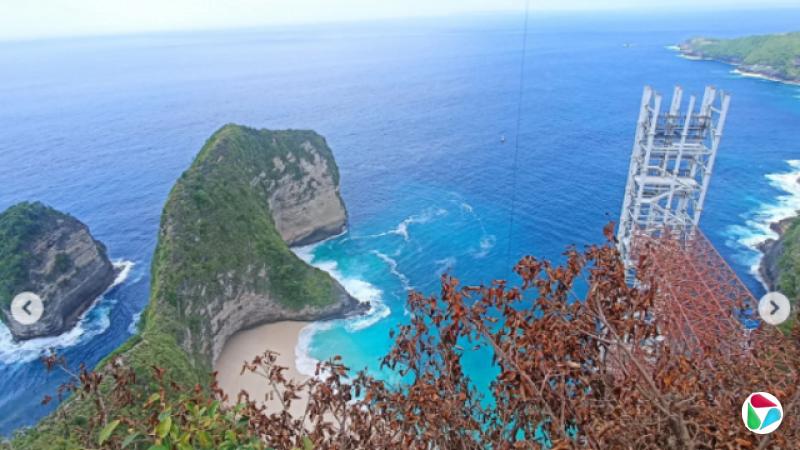 从高处俯瞰精灵海滩,可以看到第一个电梯井穿过悬崖的景象。