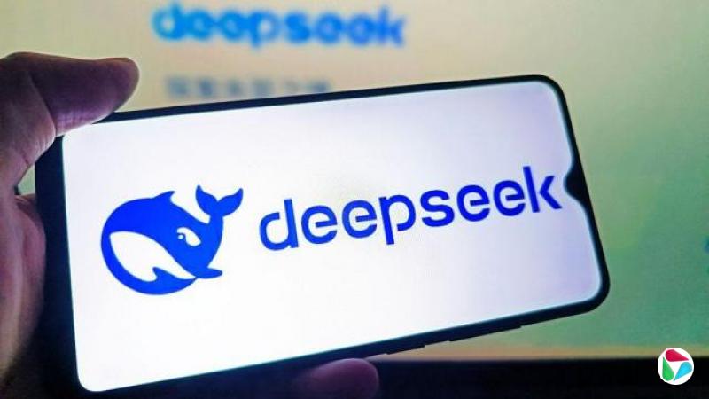 һֻ�������ֻ���өĻ��ʾ����ɫDeepSeek��־��һֻ��ɫ��ͨ�������ڰ�ɫ�����ϡ�