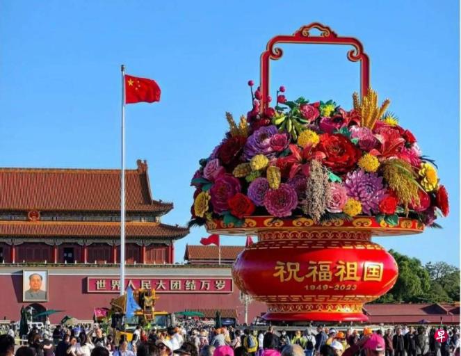 巨型花篮亮相天安门广场
