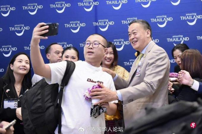 泰国首相到机场迎接首批免签中国游客
