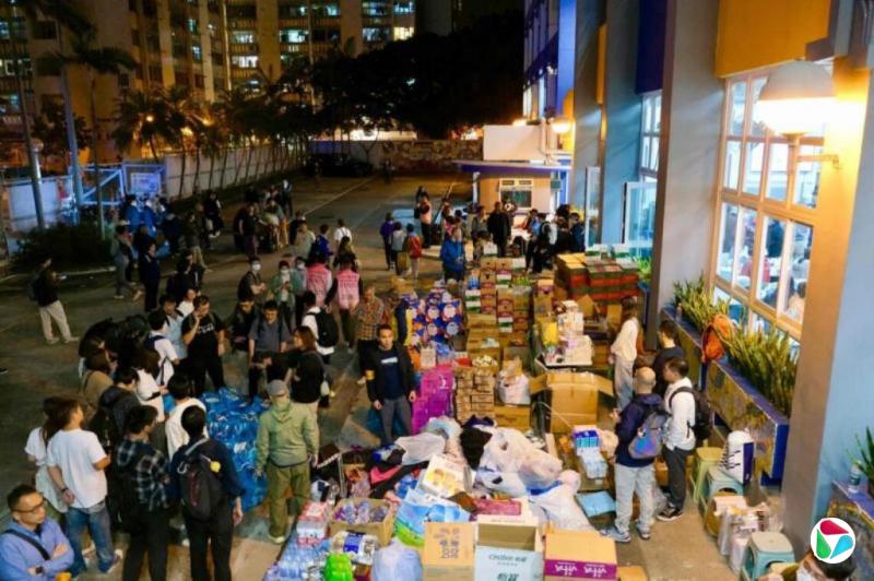 香港火灾大量市民捐物资 网民赞“港人精神没变”
