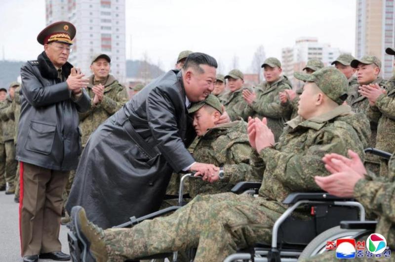 赴俄朝鲜工兵回国 金正恩亲迎授章