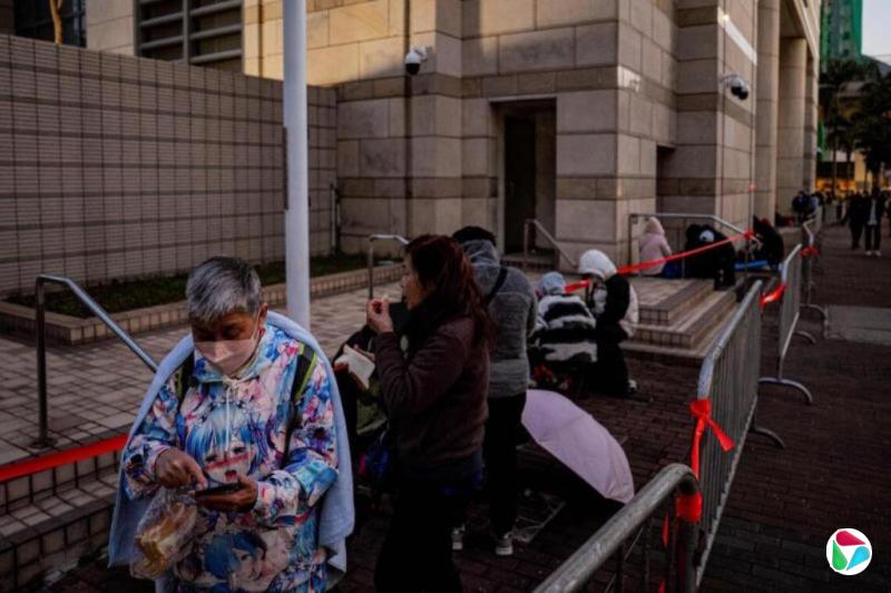 黎智英案今宣判 港市民法院外等候旁听