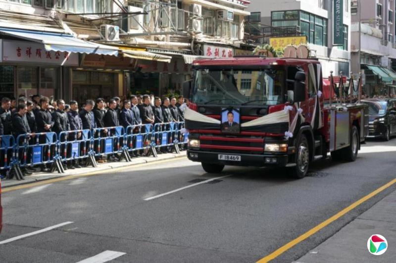 香港火灾殉职消防员何伟豪出殡 市民夹道送别