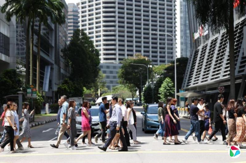 社论:风暴中站稳脚跟 激流里团结奋进