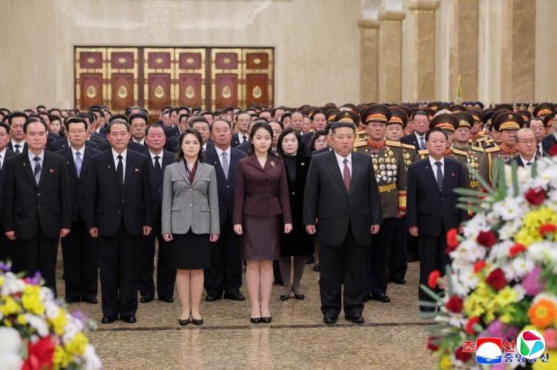 金正恩首次携女赴锦绣山太阳宫谒陵
