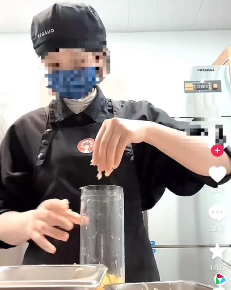 霸王茶姬店员徒手搅奶茶视频疯传 门店停业