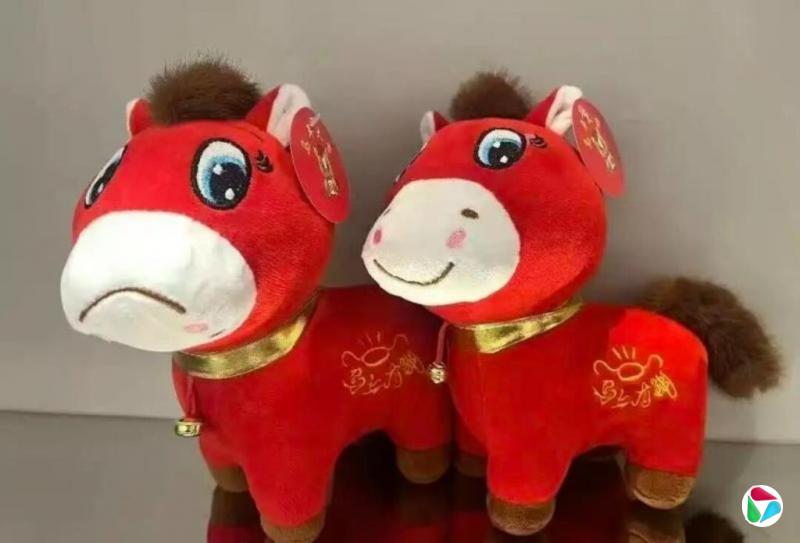 嘴缝反了反卖爆 义乌“哭哭马”逆袭走红