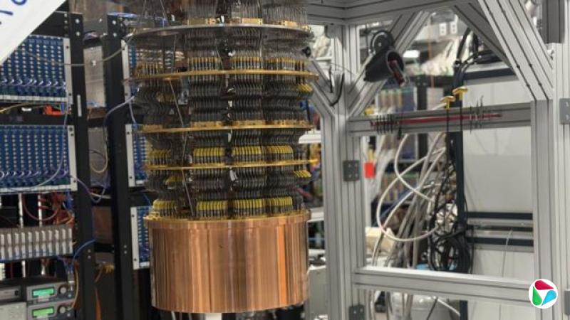Google Willow量子电脑——一个油桶大小数以百计黑色的操控缆线将几个圆盘跟底部的铜鼓连接,且被悬吊在离地面1米处