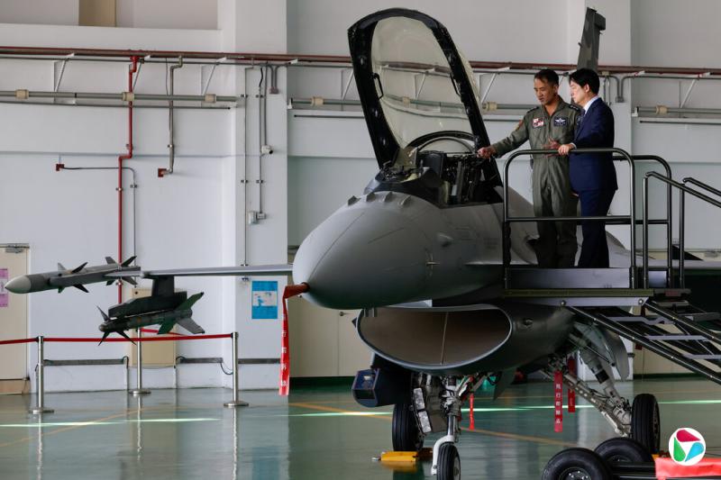 2025年,台湾总统赖清德视察台湾台东空军基地时检查F-16战斗机驾驶舱。赖清德增加军费的提议遭到了反对党成员的抨击。